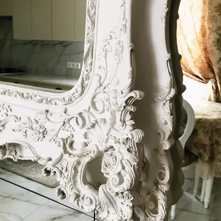 Old Town Apartment *